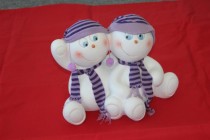 Schneekinderpaar lila sitzend 42x31cm